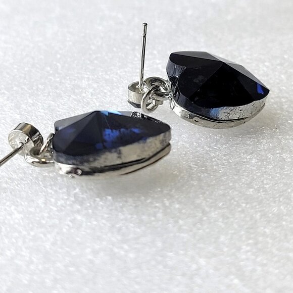 Heart Shaped Mini Earrings - Picture 5 of 8